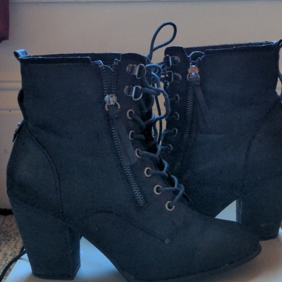 Daisy Fuentes booties - Picture 2 of 5